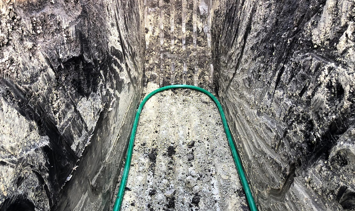 Detail PE potrubí ve výkopu